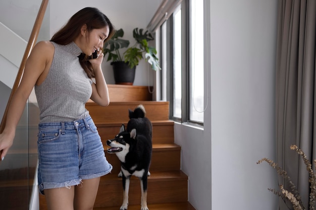 Frau mit mittlerer Aufnahme am Telefon