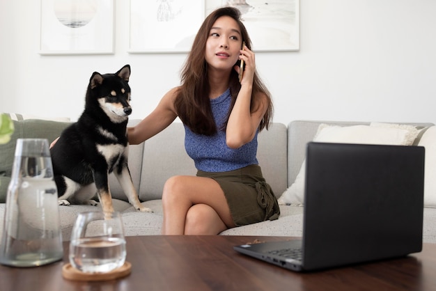 Frau mit mittlerer Aufnahme am Telefon