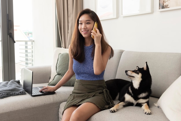 Frau mit mittlerer Aufnahme am Telefon