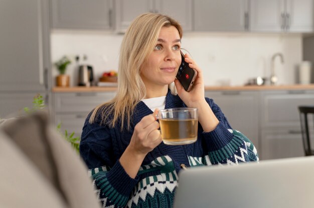 Frau mit mittlerer Aufnahme am Telefon