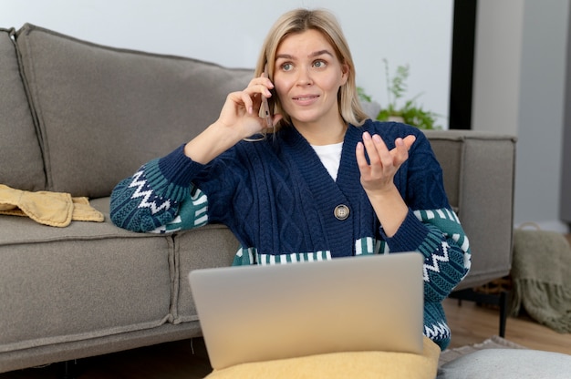 Kostenloses Foto frau mit mittlerer aufnahme am telefon