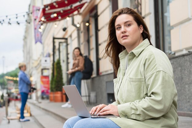 Frau mit mittlerer Aufnahme arbeitet am Laptop