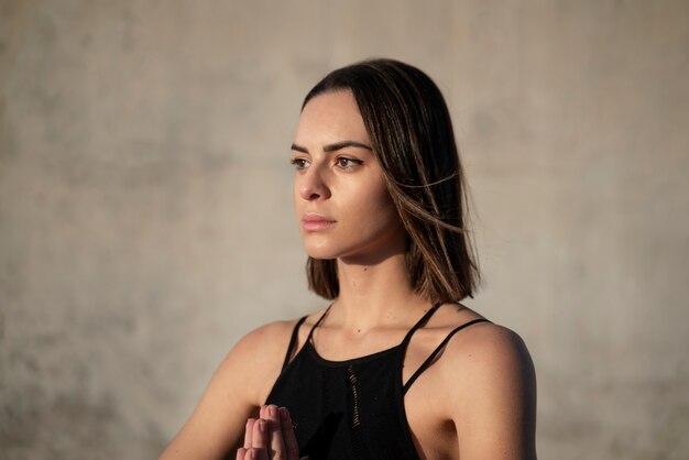 Frau mit mittlerer Aufnahme beim Yoga