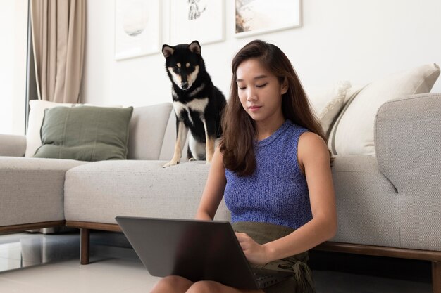 Frau mit mittlerer Aufnahme, die am Laptop arbeitet