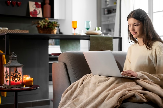 Frau mit mittlerer Aufnahme, die am Laptop arbeitet