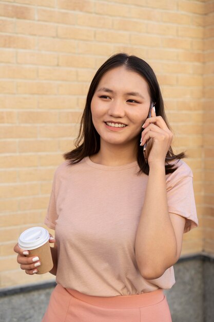 Frau mit mittlerer Aufnahme, die am Telefon telefoniert