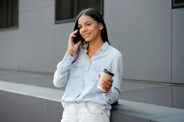 Frau mit mittlerer Aufnahme, die am Telefon telefoniert