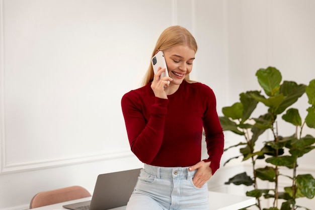 Frau mit mittlerer Aufnahme, die am Telefon telefoniert