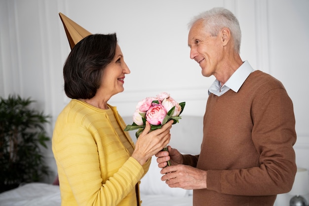 Frau mit mittlerer Aufnahme, die Blumen erhält