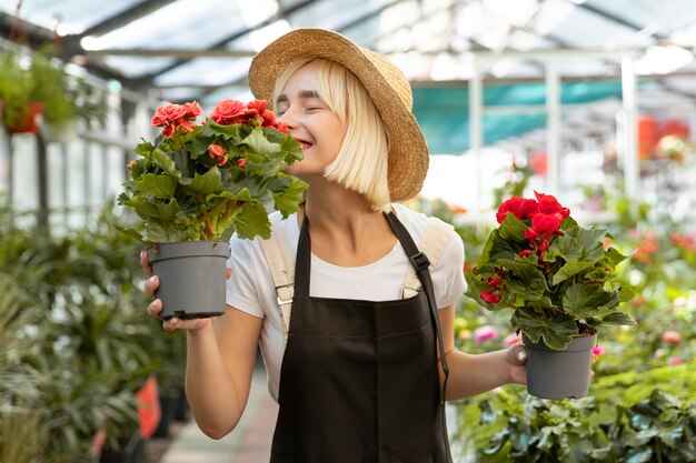 Frau mit mittlerer Aufnahme, die Blumen riecht