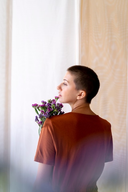 Frau mit mittlerer Aufnahme, die Blumenstrauß hält