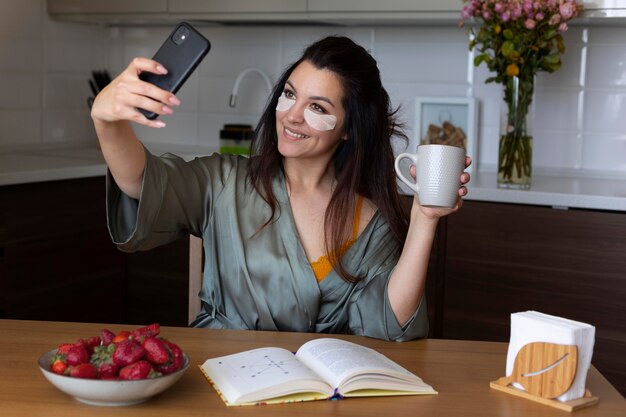 Frau mit mittlerer Aufnahme, die ein Selfie macht