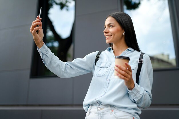 Frau mit mittlerer Aufnahme, die ein Selfie macht