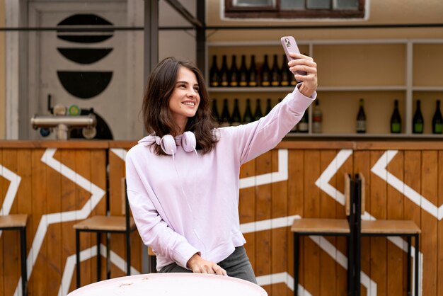 Frau mit mittlerer Aufnahme, die ein Selfie macht