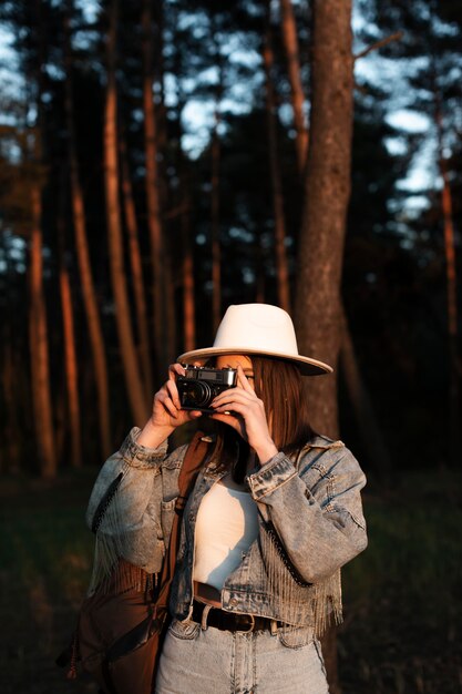 Frau mit mittlerer Aufnahme, die Fotos macht