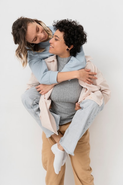 Kostenloses Foto frau mit mittlerer aufnahme, die freundin hält