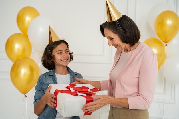 Frau mit mittlerer Aufnahme erhält Geschenk