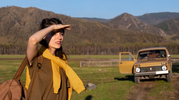 Frau mit mittlerer Aufnahme in der Natur