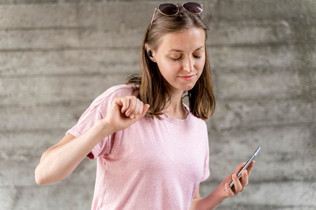 Frau mit mobilem Tanzen