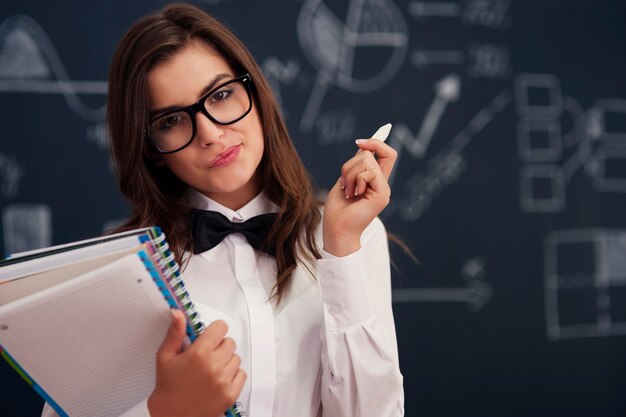 Frau mit Notizbüchern und Kreide