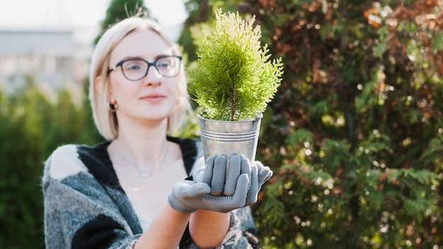 Kostenloses Foto frau mit pflanze