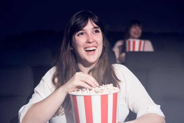 Frau mit Popcorn im Kino
