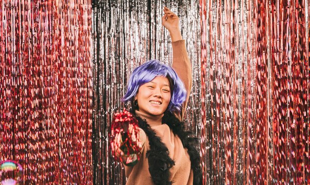 Frau mit purpurroter Perücke an der Karnevalsparty