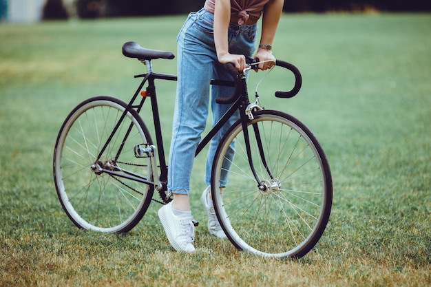 Frau mit Radfahren