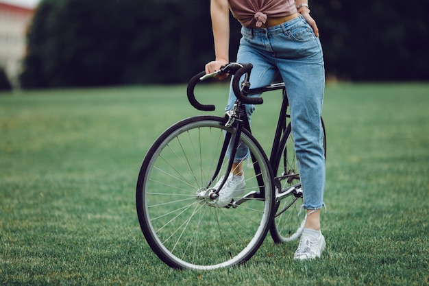 Frau mit Radfahren