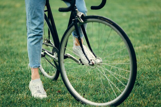 Frau mit Radfahren