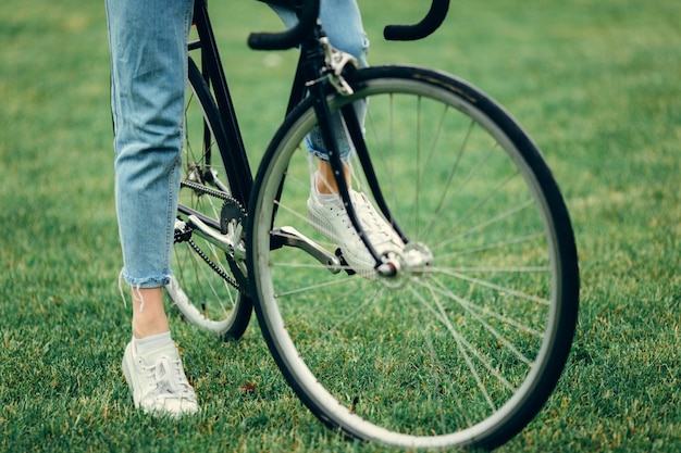 Frau mit Radfahren