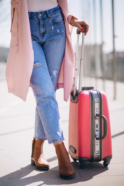 Frau mit Reisetasche