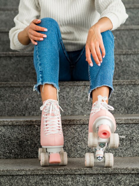 Frau mit Rollschuhen auf Treppen