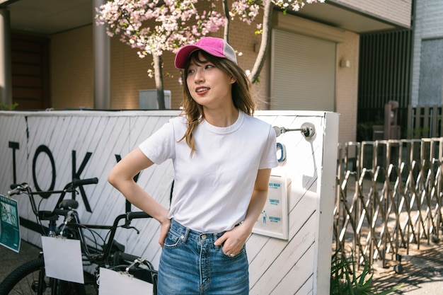 Kostenloses Foto frau mit rosa trucker-hut mittlerer schuss