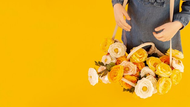 Frau mit Rosen hoher Winkelansicht