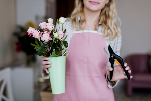 Kostenloses Foto frau mit rosen und astschere