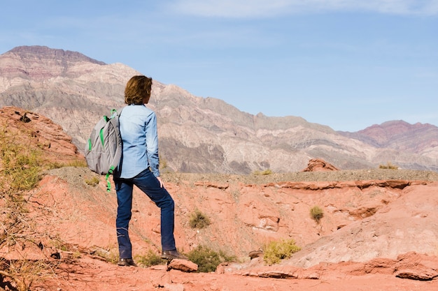 Frau mit Rucksack Berglandschaft genießen