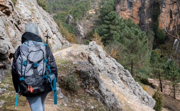 Kostenloses Foto frau mit rucksack, der natur erforscht