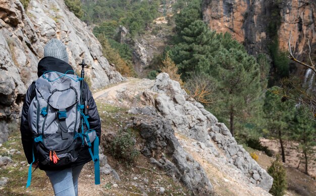 Frau mit Rucksack, der Natur erforscht