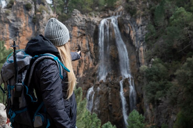 Frau mit Rucksack, der Natur erforscht