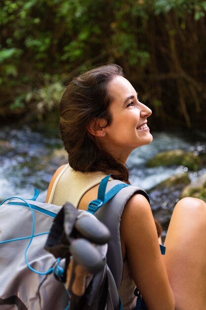 Frau mit Rucksack, der Natur genießt