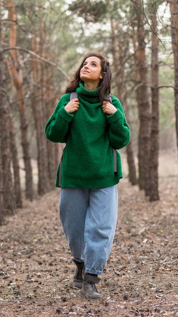 Frau mit Rucksack in der Natur