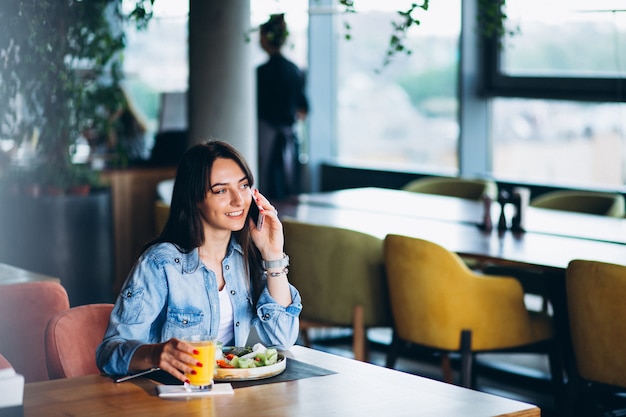 Frau mit Salat und Telefon