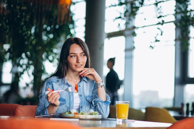 Frau mit Salat und Telefon