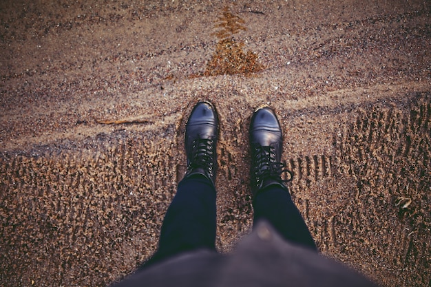 Kostenloses Foto frau mit schuhen in den sand