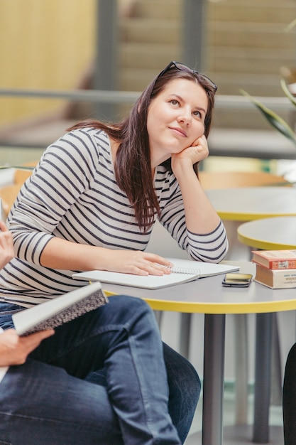 Frau mit sehnsüchtigem Blick