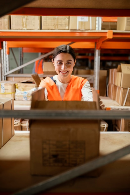Frau mit Sicherheitsgeräten bei der Arbeit