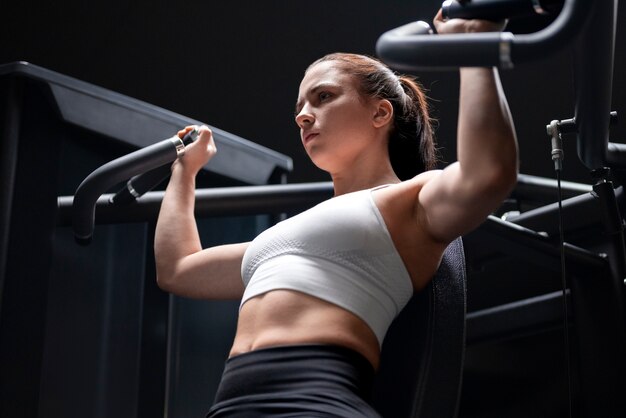 Frau mit sichtbaren Bauchmuskeln macht Fitness