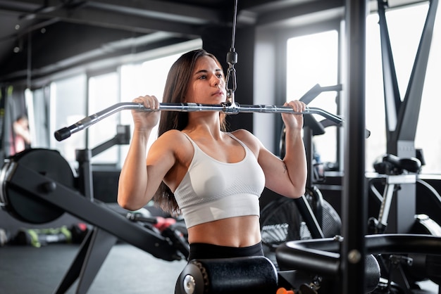 Frau mit sichtbaren Bauchmuskeln macht Fitness