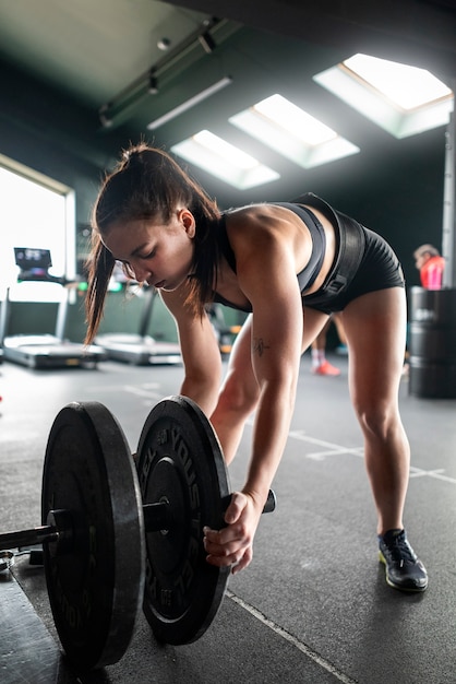 Kostenloses Foto frau mit sichtbaren bauchmuskeln macht fitness